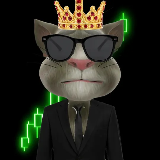 The cat in a crown over green candles